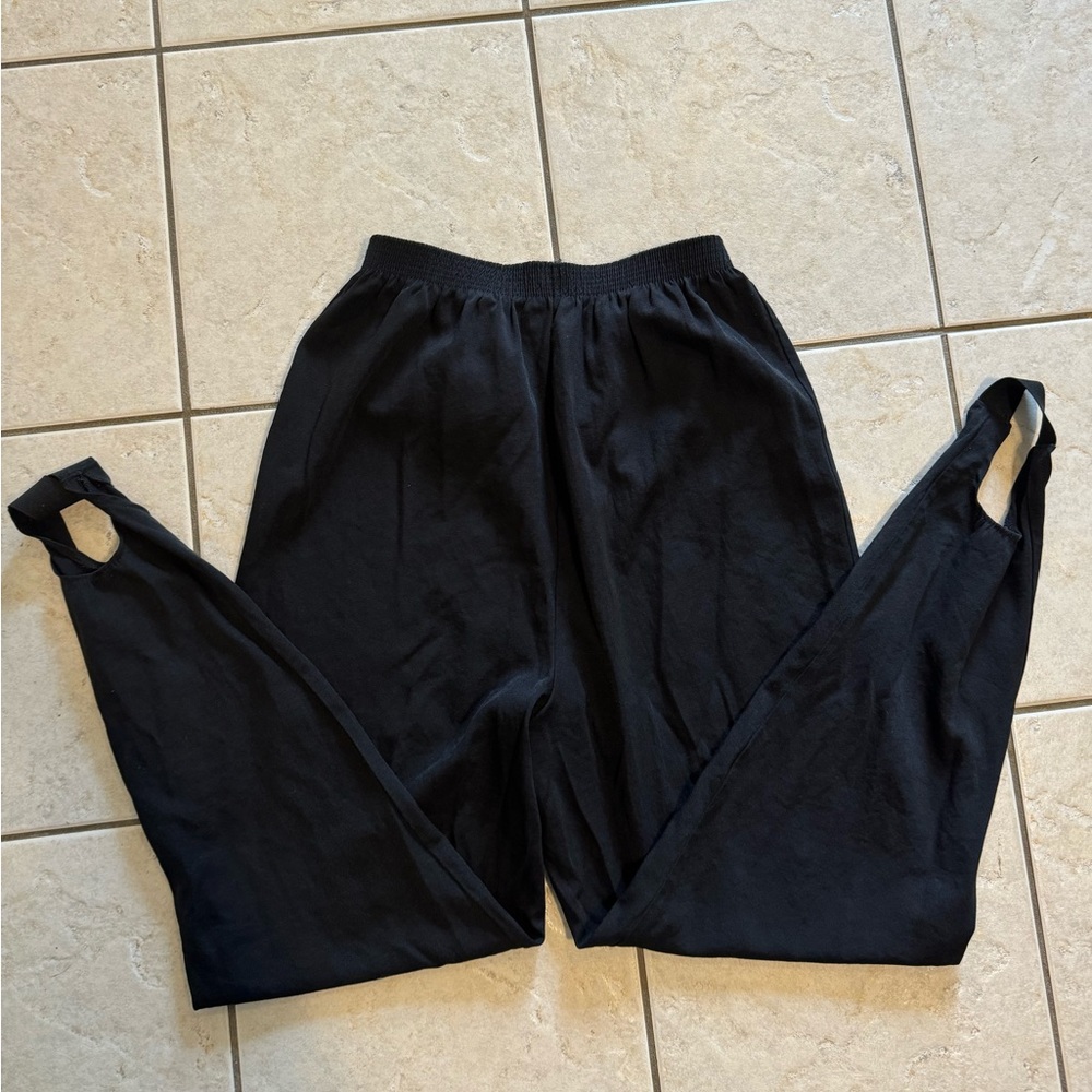 Black leggings with foot strap